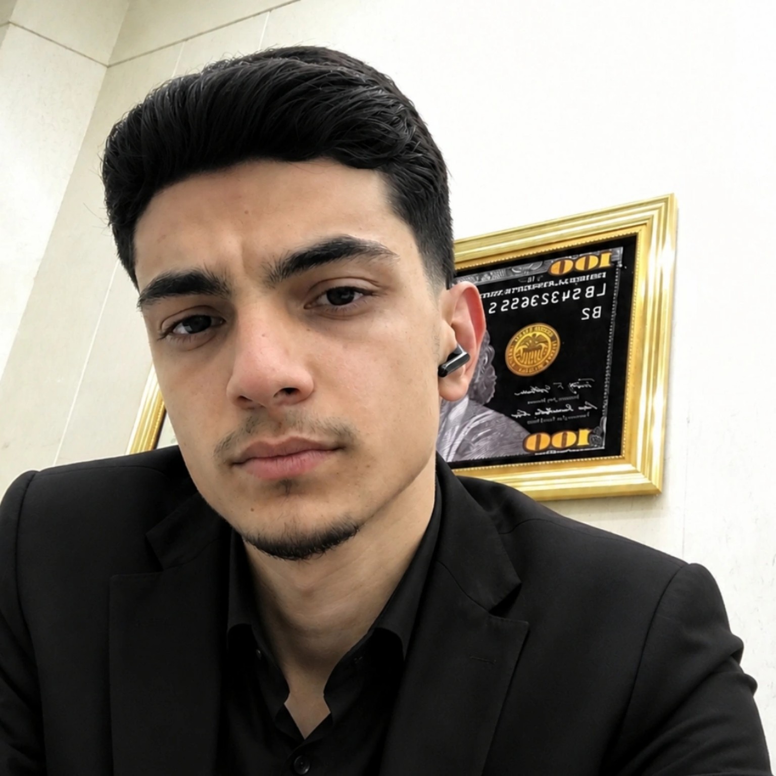 یاسین رجبی با استایل رسمی
